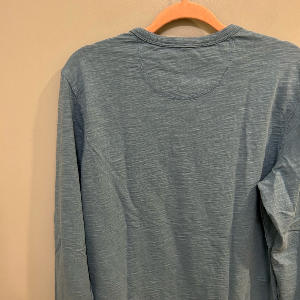 UNTUCKit Long Sleeve Henley Blue EUC size medium A0373 - Picture 3 of 6